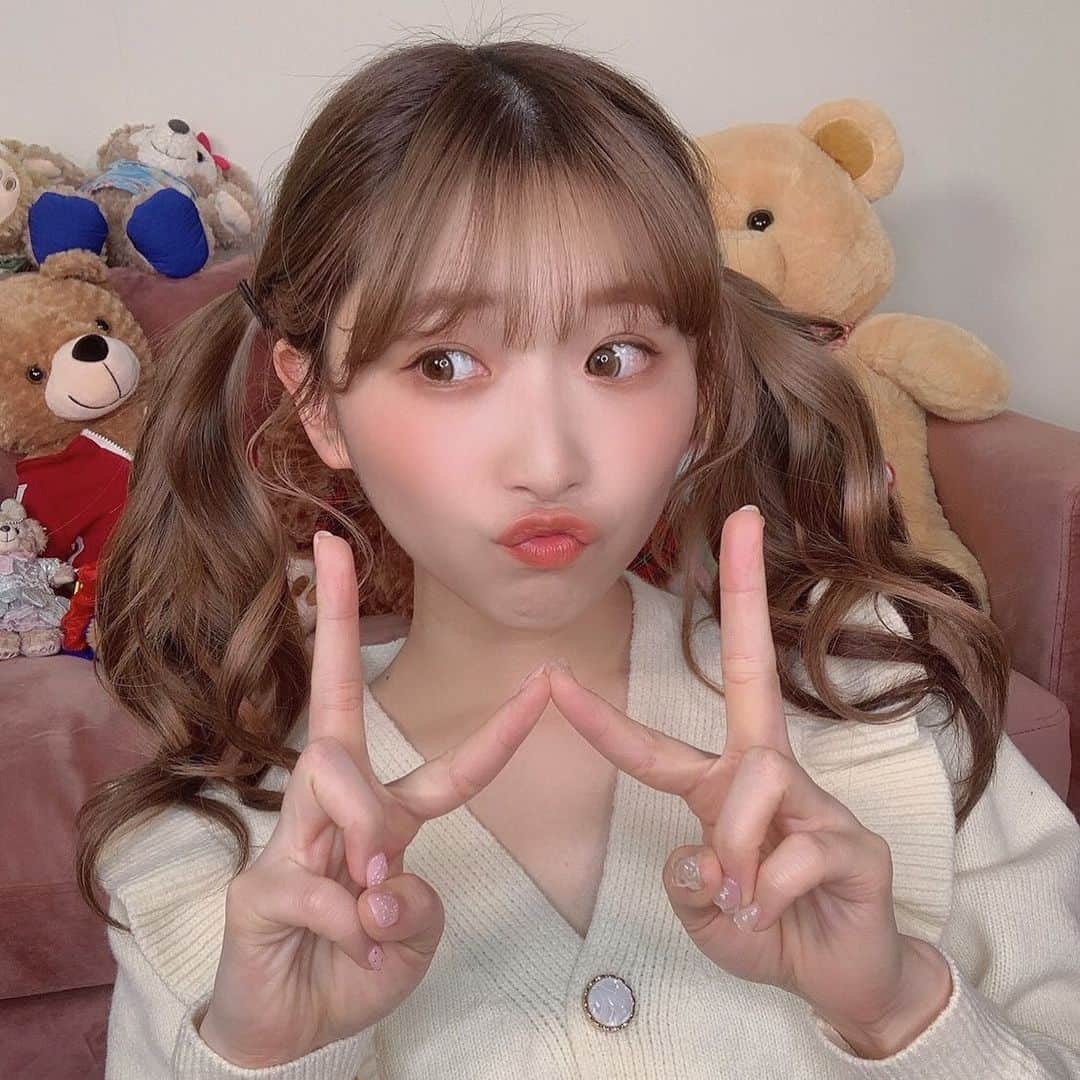 平野友里（ゆり丸）のインスタグラム：「✌️  うぃ〜〜〜にゅ〜〜〜〜す  うぃ〜〜〜  ・ ・ ・  #ツインテール #ツインテールアレンジ  #ツインテール女子 #ツインテールは正義 #ゆり丸 #アイドル」