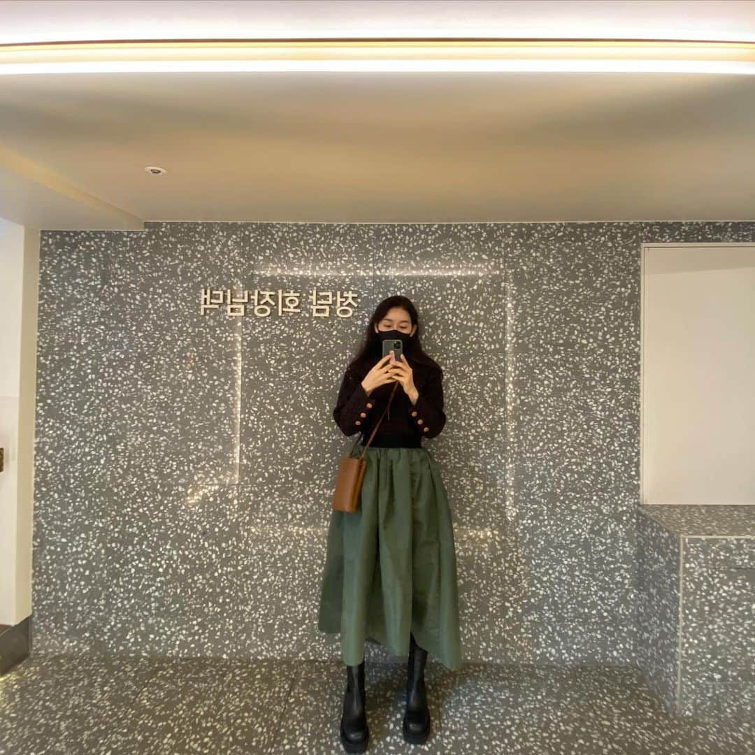 パク・タミのインスタグラム：「- 오늘 내옷보고 왜 한복 입고 다니냐고 놀린 🦖 이게 어딜봐서 한복이야~ #국방색인데 . . . 그래서 한복같. . . 은가? #진짜한복같아요? 🙄」