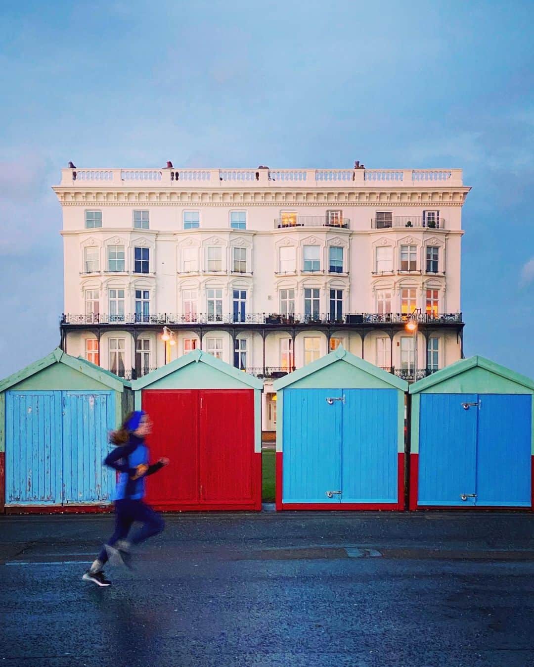 Tea and sittingのインスタグラム：「📘📕📘📘...I took this facing the opposite direction to the amazing pink skies on Hove Seafront yesterday...although if you look carefully you can see it reflected in some of the windows 💗🔥 #accidentallywesanderson」
