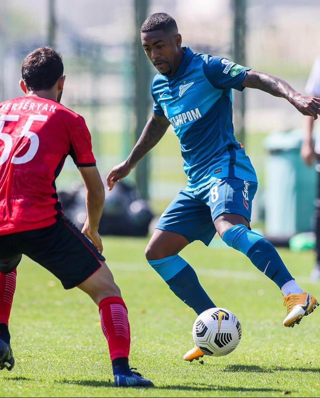 マウコム・フィリペ・シウヴァ・デ・オリヴェイラのインスタグラム：「⚽️⚽️⚡️🔵⚪️ Continuamos a preparação com foco total 💪🏾」