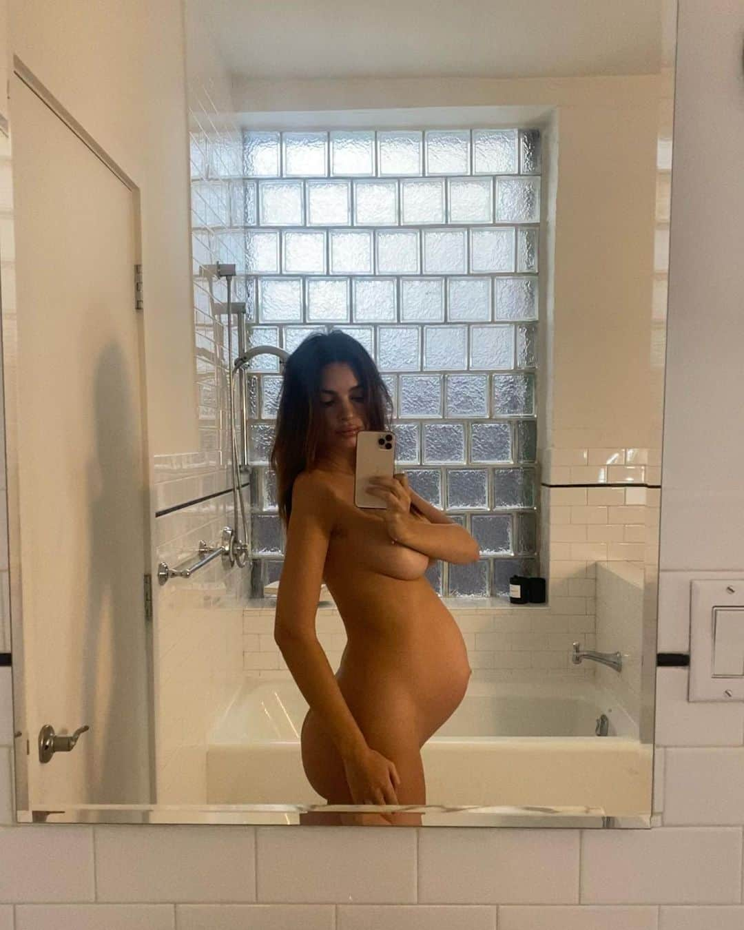 エミリー・ラタコウスキーさんのインスタグラム写真 - (エミリー・ラタコウスキーInstagram)「Sometimes I feel like Winnie the Pooh in human form, other times like a fertility goddess with a juicy butt. I took this on a day where I was feeling the latter. Either way I know I’m going to miss this bump and those kicks very soon」2月4日 23時43分 - emrata