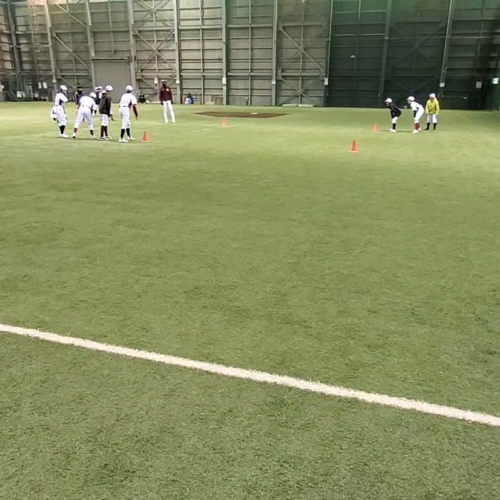 のインスタグラム：「今日は木曜日仙台本校スクールでした❗ 動画は中学生クラスの様子です🎵  人間は何かに追われたときにスピードを発揮するそうです😄 なので相手チームを追いかける練習動画です😜  #楽天イーグルス #楽天イーグルスアカデミー  #rakuteneagles  #中学生 #野球 #プロ野球 #トレーニング」