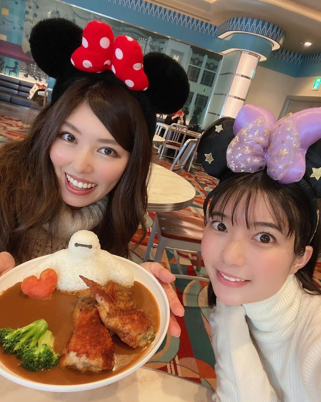 のインスタグラム：「👋🏻（ ●➖● ）♥️﻿ ﻿ ﻿ ベイマックスカレーかわいかったぁ🍛🥄﻿ ﻿ 手羽先の中に餃子の餡が詰まってて﻿ がっつり食べごたえがあったよ🥟﻿ ﻿ ﻿ ﻿ #センターストリートコーヒーハウス #ベイマックスカレー #橘ゆりか #ベイマックス #ディズニーランド #ディズニーフード #過去pic #飯テロ #tdl #tdr #baymax #tokyodisneyland #disneygram #🍛」