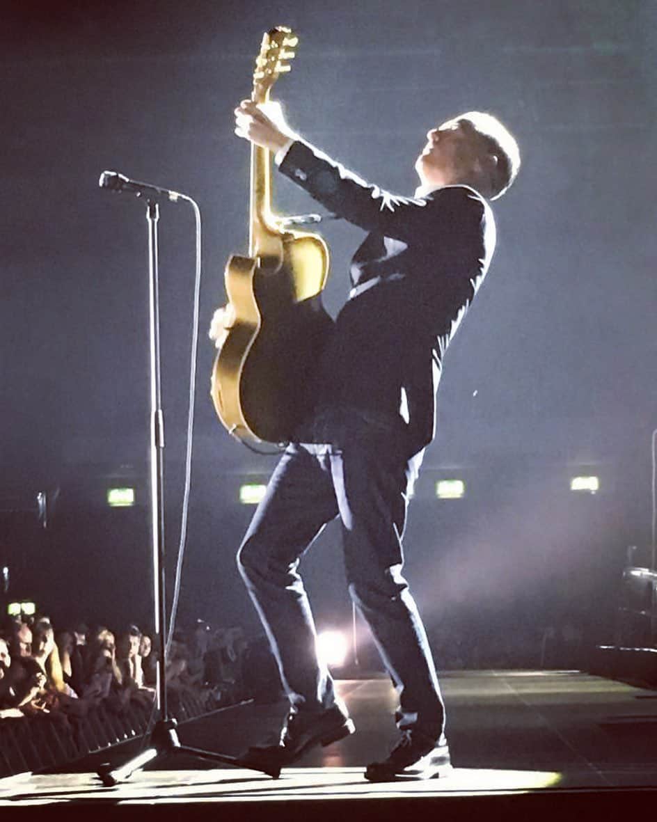 ブライアン・アダムスのインスタグラム：「Erfurt, Germany, 2017. #bryanadamslive」