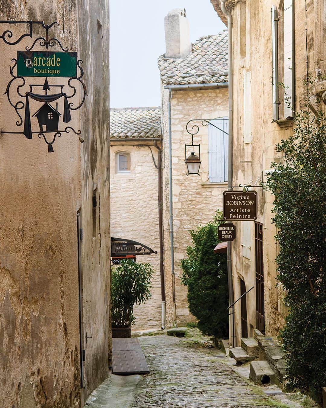 ロクシタンのインスタグラム：「We could spend days roaming the streets in Provence. Getting lost here is an exciting adventure, as each turn greets you with a sight more magical than the last. ✨  💬 Where is your favorite place to get lost?  #Provence #travel #explore #magic #LOccitane」