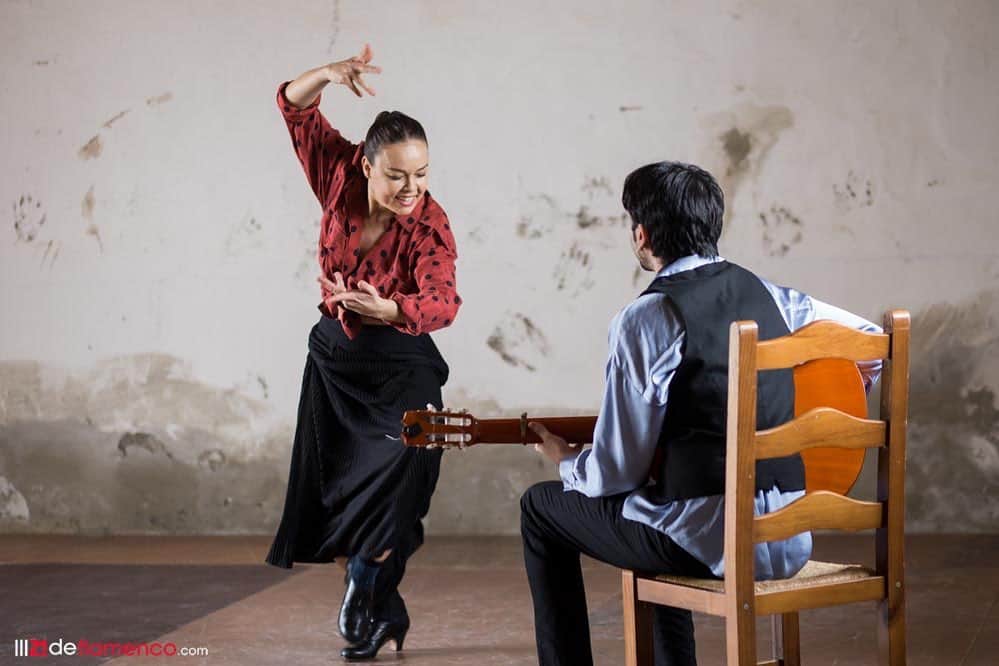 DeFlamenco.comのインスタグラム：「Flamenco Biënnale Nederlands en streaming desde Andalucía – Fotografías  En una primera grabación se han grabado fragmentos de su obra de tres generaciones de artistas flamencos de vanguardia como son Andrés Marín, Ana Morales y Vanesa Aibar que se emitirán el 7 de febrero de forma gratuita, aunque también permite donaciones.  Y la grabación -en estreno- del espectáculo «El Aire Mueve» de Rocío Molina y que se emitirá este sábado 6 de febrero bajo la misma modalidad. Ambos espectáculos se celebraran en formato presencial en la 2º parte de la Flamenco Biënnale en el mes de noviembre 2021.   Fri, 5 February 2021 Starts at 19:30 CET  J: Beyond Flamenco |Carlos Saura Traslasierra|Raquel Kurpershoek  Sat, 6 February 2021 Starts at 20:15 CET  El Aire Mueve  Rocío Molina Estreno  Sun, 7 February 2021 Starts at 20:15 CET  Impressions from Seville: Andrés Marin, Ana Morala, Vanesa Aibar  https://www.deflamenco.com/revista/galeria/flamenco-biennale-nederlands-en-streaming-desde-andalucia-fotografias.html  @flamencobiennale」