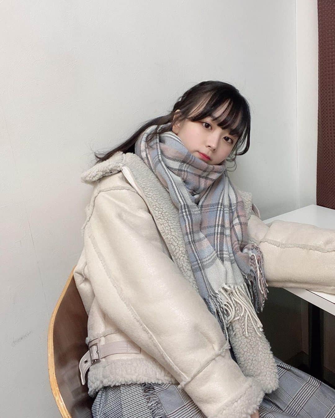 高田もものインスタグラム：「. 今日は盛り沢山な1日でした🍑 . ぼーっとすごす1日も良いけど、やっぱりこう、動いているといろんな発見があっていいよね . かしこ . #高田もも #かしこってなに #かしこ #あいどる #アイドル #idol #japaneseidol #かみやど #ひらがなかみやど #instagood #instagram #ツインテール #編み込みアレンジ #おくれ毛 #マフラー #merryjenny #jillbyjillstuart #whiteoutfit #ミスid2021 #ミスid」