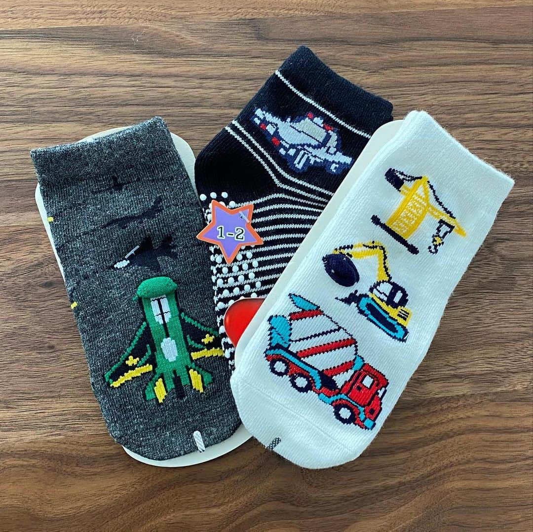 大西蘭のインスタグラム：「・ 種類豊富な靴下屋さん🧦 ・ 友人に連れて行ってもらいました❣️ ・ 子供用、大人用、ベビー用、たくさんの靴下が並んでいて、お値段も手頃💰 ３足１０ドル👍 ・ 息子用に滑り止めのついた靴下を購入。 ・ 息子が自分で選んだのですが、欲しいと言ったのは見事に乗り物のみ🤣 男の子って本当に乗り物好きね💕 ・ 私はサンテックのお店に行きましたが、他にも、KINEX、チャイナタウンポイント、クレメンティモール、ハーバーフロントセンターなど、店舗があるみたい🙆‍♀️ ・ ・ 📍 Kawata House of Socks Suntec City Temasek Blvd, #02-489, Singapore 038983 ・ ・ #kawatasocks #sunteccity #靴下屋 #靴下屋さん  #シンガポールお得情報 #シンガポール子育て」