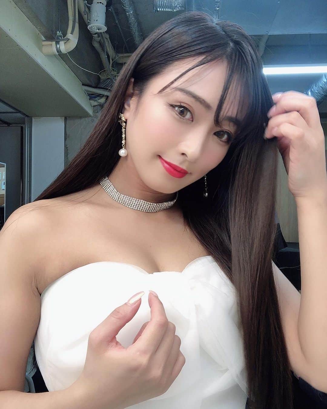 Fujikoのインスタグラム：「今日も皆さん、お疲れ様でした✨😣  おうち時間増えて みんな何みる時間が増えたのかな？  私は、 ダイエットスィッチが 少しづつ入っております。 少しづつ🤏笑  家にいたら 食べることが一番幸せなんやもん🍤〟  しっかり冬は太ったので 春に向けて今から絞りはじめたいと思います👗  #Fujiko#アーティスト#ライブ#頑張ろ#おうち時間#ダイエット」