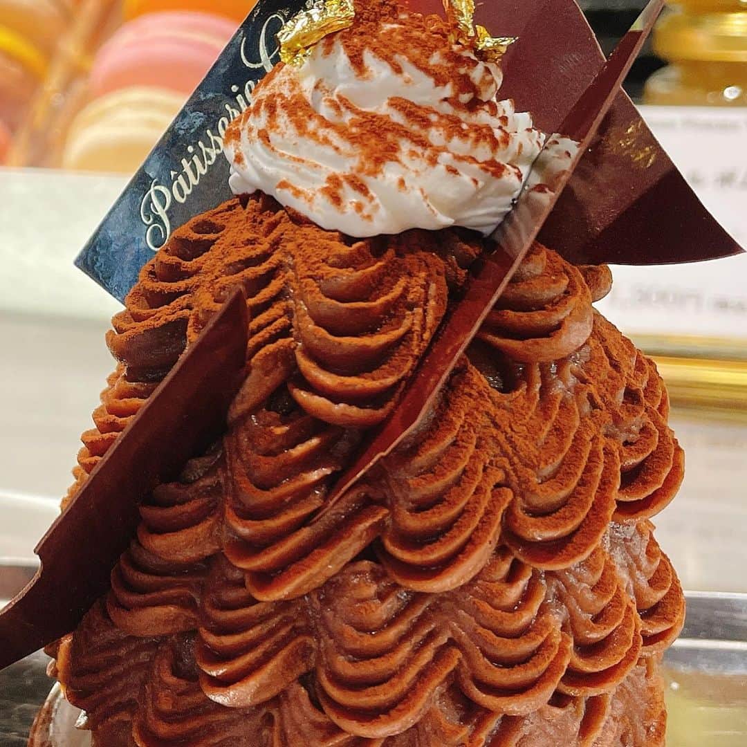 のインスタグラム：「チョコモンブラン応援中🍫🌰 💪♥️  パティスリーカメリア銀座さんの「ショコラモンブラン」が限定販売でございます〜 @patisserie__camelia   このショコラモンブランは、日本橋三越本店での「カカオハンターズ」さんとのコラボ企画、セット販売での１つです @mitsukoshi_nihombashi   伊勢丹新宿店でのサロンデュショコラも大人気の中、終えられ、さぁ、次は日本橋三越‼️大活躍でお見えです♪  ⭕️ショコラモンブラン⭕️ 特別なショコラ シエラネバダ64%を使ったショコラマロンクリームに、中にゴロンとお栗さま〜🌰 クレームシャンティとのバランスもお見事！おいしいです♡  →5枚め遠藤シェフ サイトから抜粋画像) 🔻 カカオハンターズさんの特別なショコラを使ったケーキとセットになっており、 事前にweb予約し、 2/9.10 日本橋三越本店にて受取り可能です♡ 。。。。。  遠藤シェフ とは、テレビ「モンブランの世界」でご一緒させて頂いてからの〜 開発第3段！になります。 いつもすごいわぁ。楽しみ！  。。。  今日もファイティン♪💓  。。。 #日本橋三越本店#パティスリーカメリア銀座 #ショコラモンブラン#チョコモンブラン#チョコモン#チョコレート #モンブランの世界#栗#和栗#栗スイーツ#モンブラン#里井真由美#里井ワグリーナ真由美#ワグリーナ#ワグリーナ真由美#japan#mayumisatoi#アフタヌーンティー#零食#さといいね#스위트#ありが糖運動#まゆログ#甜食#着物#フードジャーナリスト里井真由美#kimono#kimonostyle」