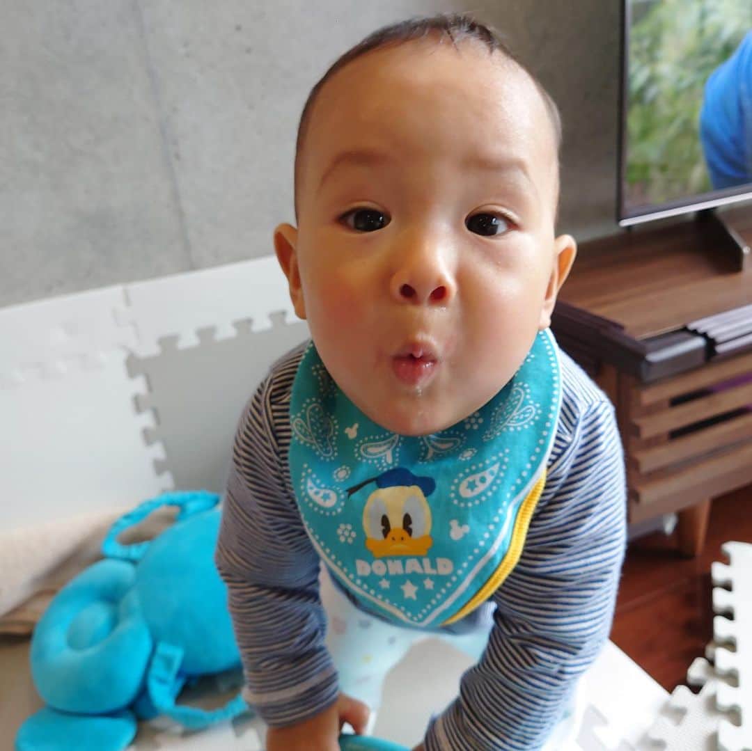 瀬間友里加のインスタグラム：「10month👶✨動き回るので普通の写真が撮れません😂たくさん動くようになり夜中1度も起きずに寝てくれるようになった✨嬉しい😭託児所や祖父祖母に預けても泣かずに遊べるようになり人見知りはしないままで助かっております👶👍暖かくなったら公園でもたくさん遊ぼうね🥰#10ヶ月ベビー #10months #10monthsbaby」