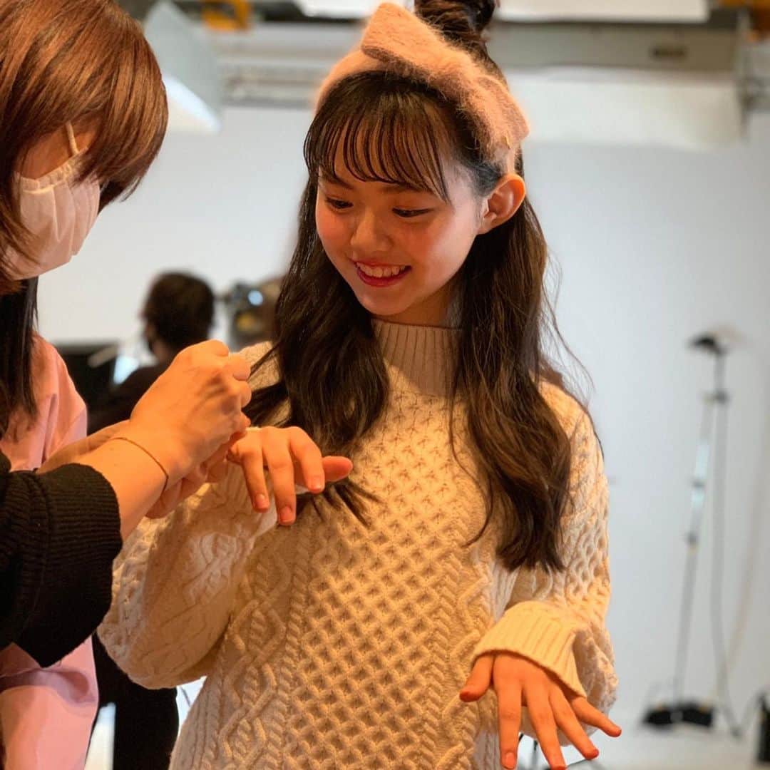 ニコ☆プチのインスタグラム：「ネイルぬってもらってごきげん💅﻿ ﻿ ﻿ #ニコプチ﻿ #小松崎ふたば」