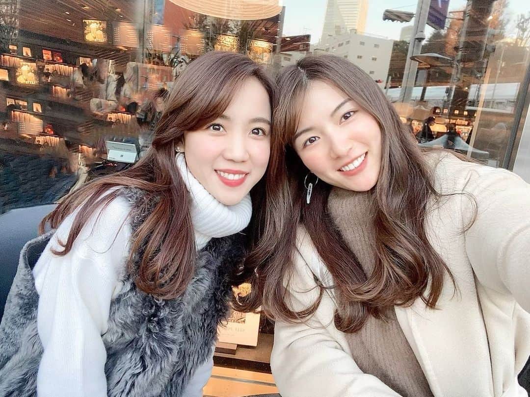 淡輪優希のインスタグラム：「最近また本を読みたい欲が止まらない📚📖☕️小説が好きなのですが、オススメあったらぜひ教えてください〜 . . 幼馴染で長野朝日放送のアナウンサーをしてる瞳と📷この日は私の親戚の小学生にプレゼントする本選びを付き合ってもらったな〜🤍※かなり前の写真です . お互い東京育ちですが今は仙台と長野にいるという境遇。なかなか会えませんが会えた時は話が止まりません〜早く会いたいなーん。」