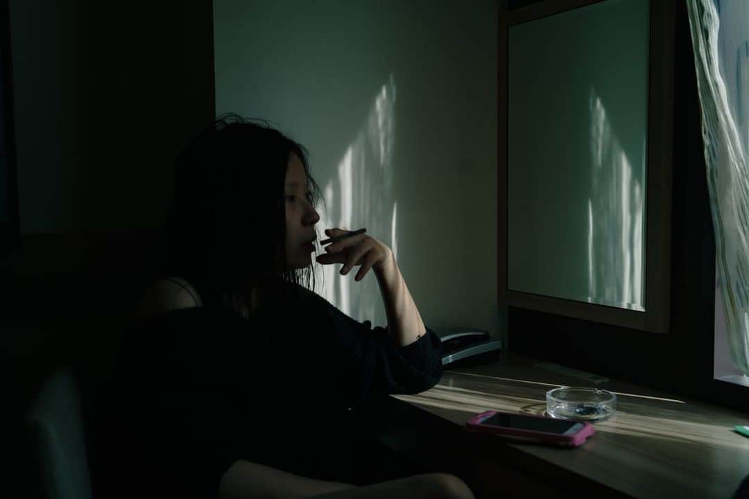 松すみれさんのインスタグラム写真 - (松すみれInstagram)「﻿ ﻿ －Melancholy morning－﻿ ﻿ ﻿ photo：Tatsuhiko @tatsuhiko99 ﻿ model： @omatsudayo ﻿ ﻿ ﻿ #札幌 #モデル #被写体 ﻿ #ポートレート ﻿ #モーニングルーティーン ﻿ #いつもの朝 ﻿ #憂鬱 #鬱 #リアル ﻿ #暗がり同盟 #闇月同盟 ﻿ #写真で伝えたい私の世界 ﻿ #その瞬間に物語を ﻿ #キリトリセカイ ﻿ #portraits‬⁩ #smoker ﻿ #smoking #smokingfetish ﻿ #portraitphotography ﻿ #morningroutine ﻿ #pasha_magazine ﻿ #screen_archive ﻿ #real #realme ﻿ #melancholy ﻿ #screen_archive ﻿ #darkphotography ﻿ #depressed #realismag ﻿ #darkmoodphotography」2月4日 15時06分 - omatsudayo