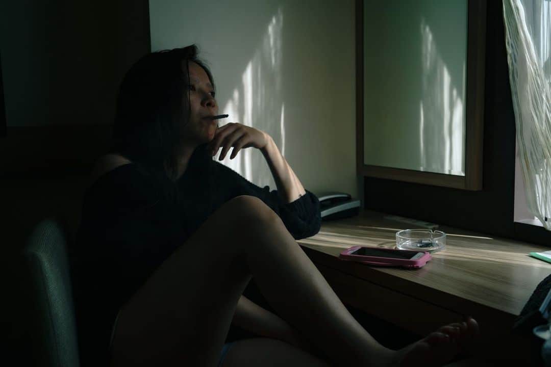 松すみれさんのインスタグラム写真 - (松すみれInstagram)「﻿ ﻿ －Melancholy morning－﻿ ﻿ ﻿ photo：Tatsuhiko @tatsuhiko99 ﻿ model： @omatsudayo ﻿ ﻿ ﻿ #札幌 #モデル #被写体 ﻿ #ポートレート ﻿ #モーニングルーティーン ﻿ #いつもの朝 ﻿ #憂鬱 #鬱 #リアル ﻿ #暗がり同盟 #闇月同盟 ﻿ #写真で伝えたい私の世界 ﻿ #その瞬間に物語を ﻿ #キリトリセカイ ﻿ #portraits‬⁩ #smoker ﻿ #smoking #smokingfetish ﻿ #portraitphotography ﻿ #morningroutine ﻿ #pasha_magazine ﻿ #screen_archive ﻿ #real #realme ﻿ #melancholy ﻿ #screen_archive ﻿ #darkphotography ﻿ #depressed #realismag ﻿ #darkmoodphotography」2月4日 15時06分 - omatsudayo