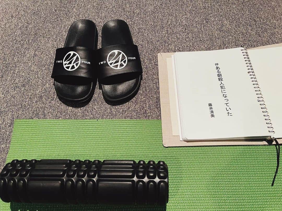 劇団EXILE 松組のインスタグラム：「劇場入り！ 本日初日🔥 朗読劇なので 激しく動いたりしないのですが やはり、舞台に立つ時のルーティンとして ストレッチして 体を動かし温め 発声と順番にやる事で 気合いが入る🔥 感染予防対策もバッチリ！ 楽しみます  #ある朝殺人犯になっていた」