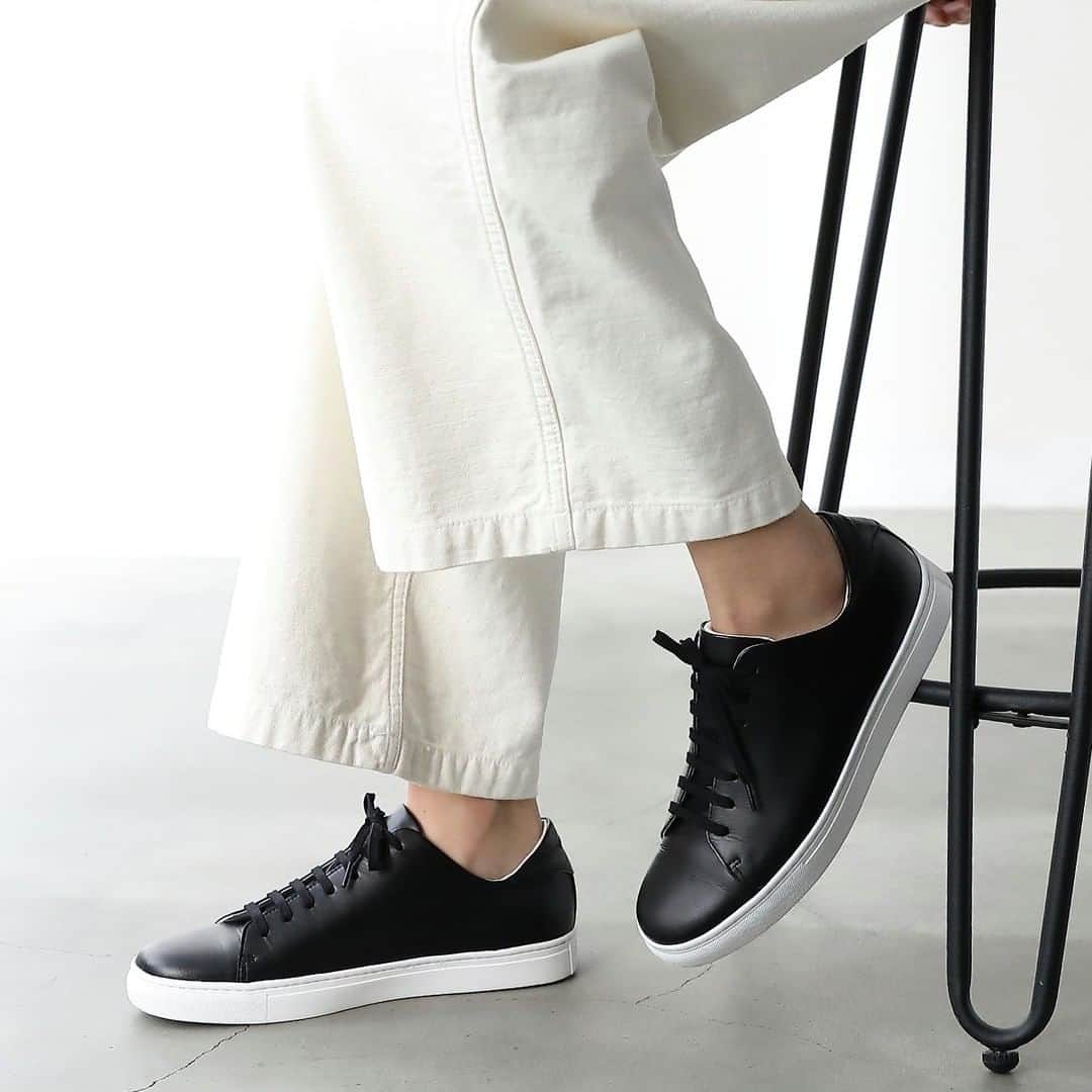 Factelier(ファクトリエ)さんのインスタグラム写真 - (Factelier(ファクトリエ)Instagram)「【新商品】きれいめ志向のすべての大人へ。ドレスシューズのようなスニーカー  新しいスニーカーが大阪にある婦人靴工場 「インターナショナルシューズ」から登場！  まるで革靴のようにドレッシーな 大人顔のスニーカーです。  ロゴや装飾がない、究極にシンプルな デザインですのでビジネスシーンにも 休日のカジュアルにもどんなスタイルにも マッチしますよ◎  カラーはホワイト、ブラック、ALLブラックの 3種類。  ¥ 26,000 (税抜)   メンズレディース両方ご用意がございます。 ハイヒールやブーツを手がけている 婦人靴工場だからこそ実現する圧倒的な 履き心地のよさと美しさに 驚かれること間違いなしです。 . . ー語れるもので日々を豊かにー ファクトリエはメイドインジャパンの工場直結ファッションブランドです。 職人の情熱と最高の技術がつまった、人に語りたくなるものを長く大切に使ってもらいたい、そんな想いと共に語れる本物をお届けします。  ⇓アカウントはこちら⇓ @factelier . . #ファクトリエ #factelier #メイドインジャパン #日本製 #ベーシック #ベーシックコーデ #シンプルファッション #シンプルコーディネート #大人コーディネート #大人ファッション #大人スタイル #大人カジュアルスタイル #きれいめファッション #きれいめカジュアル #きれいめスタイル #革製品 #゙スニーカー #レザー゙スニーカー #ドレスシューズ #インターナショナルシューズ #ブライトウェイ #ホワイトスニーカー #オールホワイト #オールブラック #ミニマルデザイン #brightway #スニーカー好き #良いものを長く #クラフトマンシップ #語れるもので日々を豊かに」2月4日 15時08分 - factelier
