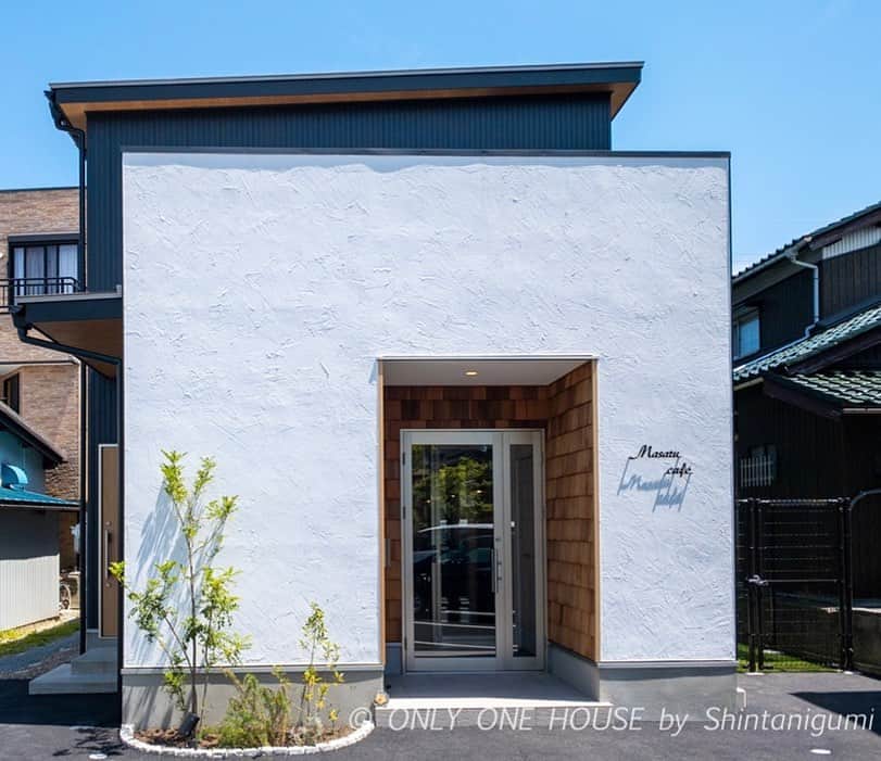 ONLY ONE HOUSE 株式会社 新谷組のインスタグラム：「* #外観#施工事例  無機質なガルバリウムと有機質な天然木と ぬり壁のコントラストがとってもオシャレ✨  こちらは敦賀市三島町にある @masarucafe_tsuruga 様の 店舗でございます☕️  店内でのlunchはもちろん お弁当やオードブルもされておりますので チェックしてみてください🌼  more phots▶︎ @shintanigumi.co.ltd   インスタ毎日更新中🌐 いいね！&フォローよろしくお願いします🌿  --------------------------------------  新谷組は土地探しから 設計施工管理の全てを 弊社で担う事ができます！  大工工務店だからこそ出来る 枠にとらわれない自由な発想で お客様のお家づくりを 全力でサポートいたします💪🏻  お気軽にご相談ください☻  #ONLY_ONE_HOUSE by shintanigumi.co.Ltd  ✭ 本社𝕋𝔼𝕃  0770-78-1255 ✭ 事務所𝕋𝔼𝕃  0770-59-2552 ✭  𝔼 𝕞𝕒𝕚𝕝  shintanigumi@outlook.jp ✭ 新谷組𝙷𝙿 http://www.shintanigumi.jp  --------------------------------------  #新谷組 #オンリーワンハウス #おおい町 #舞鶴市 #高浜町 #小浜市 #敦賀市 #若狭町 #美浜町 #新築 #一戸建て #外構工事 #改修工事 #シンプルライフ #マイホーム #注文住宅 #デザイン住宅 #自由設計 #工務店 #家事楽動線 #家づくり #モデルハウス #ガルバリウム外壁  #塗壁 #インスタ毎日投稿中」