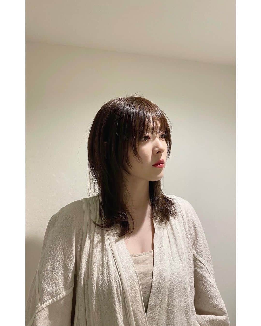 水上京香さんのインスタグラム写真 - (水上京香Instagram)「2021年、初air✂️ 少しずつウルフを馴染ませながら、 個人的にすごく好みな、コロンとした髪型に🕊 そして、トゥルトゥルヘア&カラーにしていただきました。 自分じゃ出来ないこの自然な感じ、、 参考にしよう！と、何枚も撮った記念で多めです🐺🤍 #airGINZA」2月4日 15時15分 - kyokaminakami_official