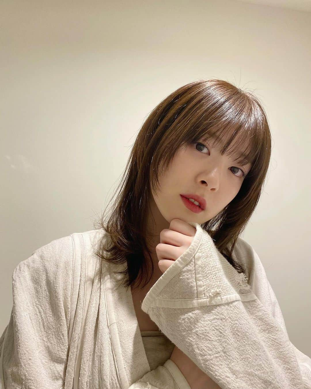 水上京香さんのインスタグラム写真 - (水上京香Instagram)「2021年、初air✂️ 少しずつウルフを馴染ませながら、 個人的にすごく好みな、コロンとした髪型に🕊 そして、トゥルトゥルヘア&カラーにしていただきました。 自分じゃ出来ないこの自然な感じ、、 参考にしよう！と、何枚も撮った記念で多めです🐺🤍 #airGINZA」2月4日 15時15分 - kyokaminakami_official