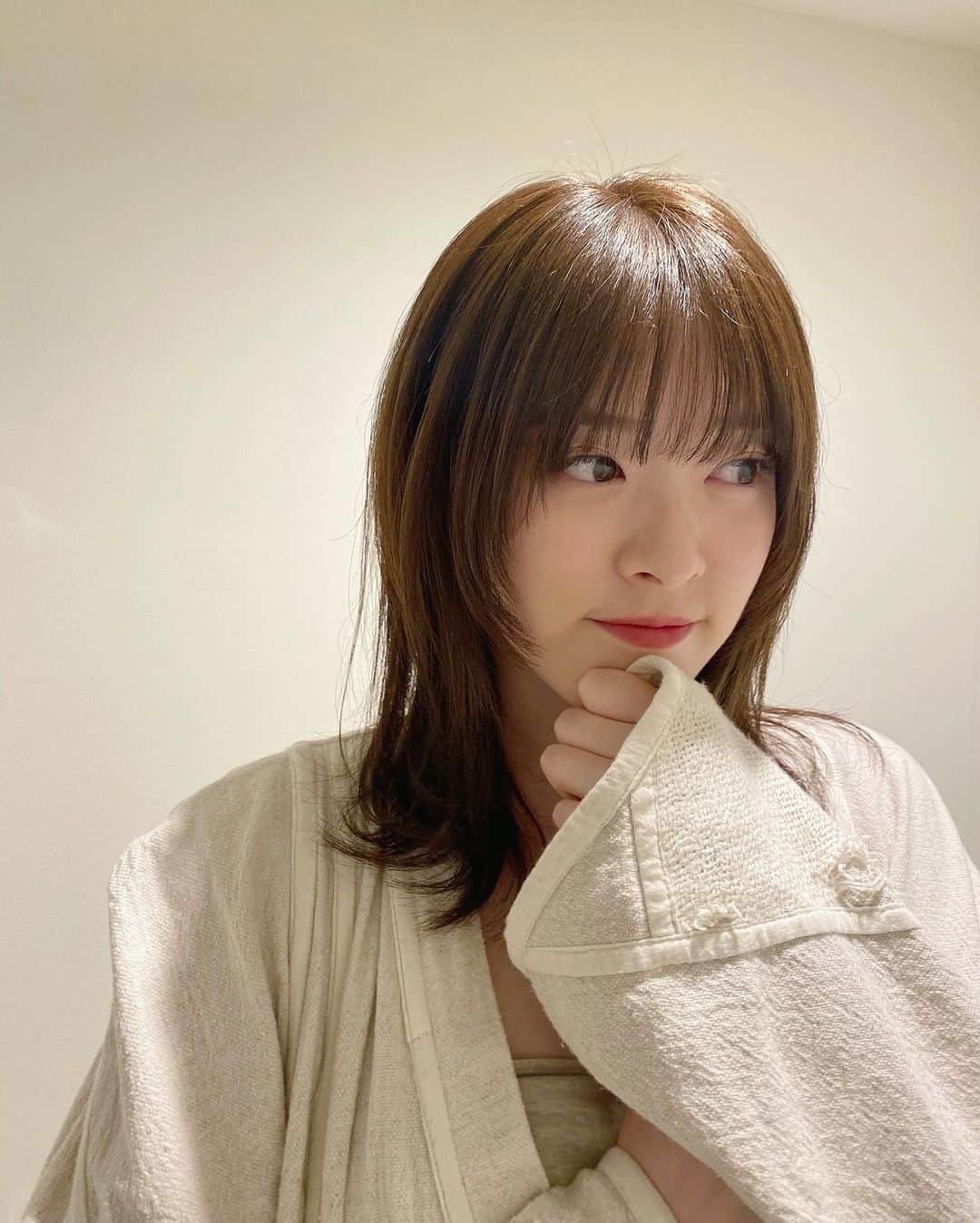 水上京香さんのインスタグラム写真 - (水上京香Instagram)「2021年、初air✂️ 少しずつウルフを馴染ませながら、 個人的にすごく好みな、コロンとした髪型に🕊 そして、トゥルトゥルヘア&カラーにしていただきました。 自分じゃ出来ないこの自然な感じ、、 参考にしよう！と、何枚も撮った記念で多めです🐺🤍 #airGINZA」2月4日 15時15分 - kyokaminakami_official
