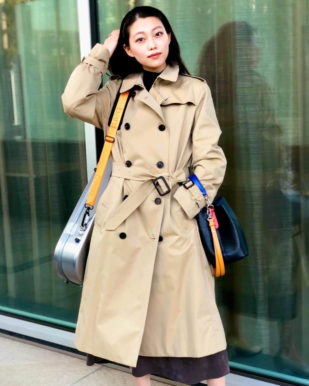 大庭絃子さんのインスタグラム写真 - (大庭絃子Instagram)「#HelloFebruary💞﻿ ﻿ ﻿ #ootd #photograph #outfit  #instafashion  #trenchcoat #Burberry #3L #トレンチコート #左下のボタンを外して着るのが正解らしい🙂 #知らなかった  #bamcase﻿ #louisvuitton  #February #重ね着コーデ」2月4日 15時16分 - itokooba