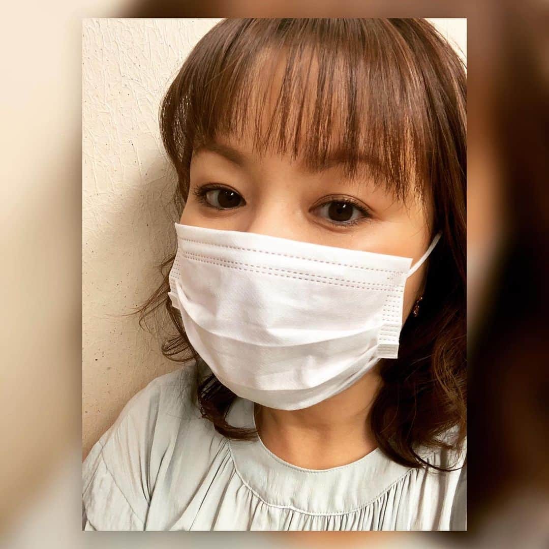 中澤裕子のインスタグラム：「😷😷  久しぶりに「ふつう」のマスク。 去年の春ぐらいは マスクが売ってない！買えない！ ってなってましたね。 こんなにマスク生活が 続くとは、、、  夏は暑いけど 冬はあったかいから 別に良いけど。  #今から生放送 #めんたいワイド #別室リモート出演」