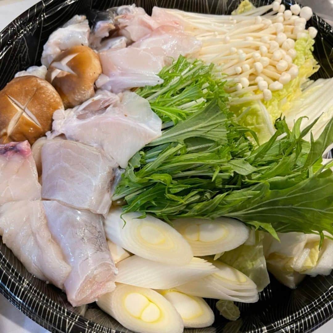 小野麻亜矢さんのインスタグラム写真 - (小野麻亜矢Instagram)「フグちり？ ふぐ鍋？  お友達の知り合いのお店のフグ鍋セット！！ 名前忘れてしまった、、、  けっこう食べ応えがあってとっても美味しかった！ やっぱり鍋はみんなで食べるべし！ BDプレゼントまで頂いてしまい、 もう祝われる歳でもないのだけど、 素直に嬉しかったです！  お気遣いありがとう😊  #ふぐなべ #ふぐちり #お野菜や薬味もセット #用意するのは水と鍋 #liberty  #カードケース #jillstuart  #ハンドクリーム」2月4日 15時21分 - ono_maaya