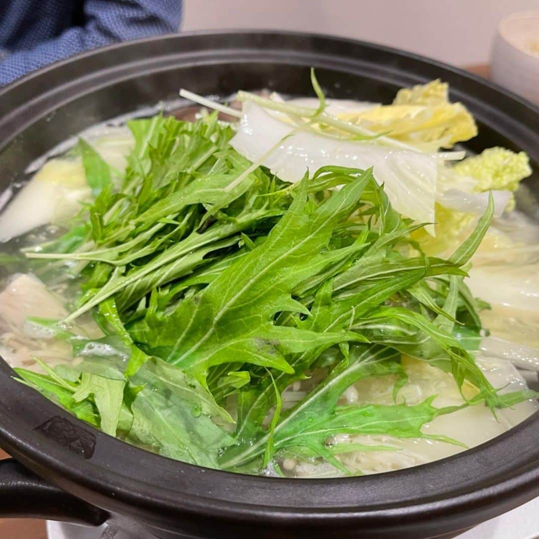 小野麻亜矢さんのインスタグラム写真 - (小野麻亜矢Instagram)「フグちり？ ふぐ鍋？  お友達の知り合いのお店のフグ鍋セット！！ 名前忘れてしまった、、、  けっこう食べ応えがあってとっても美味しかった！ やっぱり鍋はみんなで食べるべし！ BDプレゼントまで頂いてしまい、 もう祝われる歳でもないのだけど、 素直に嬉しかったです！  お気遣いありがとう😊  #ふぐなべ #ふぐちり #お野菜や薬味もセット #用意するのは水と鍋 #liberty  #カードケース #jillstuart  #ハンドクリーム」2月4日 15時21分 - ono_maaya