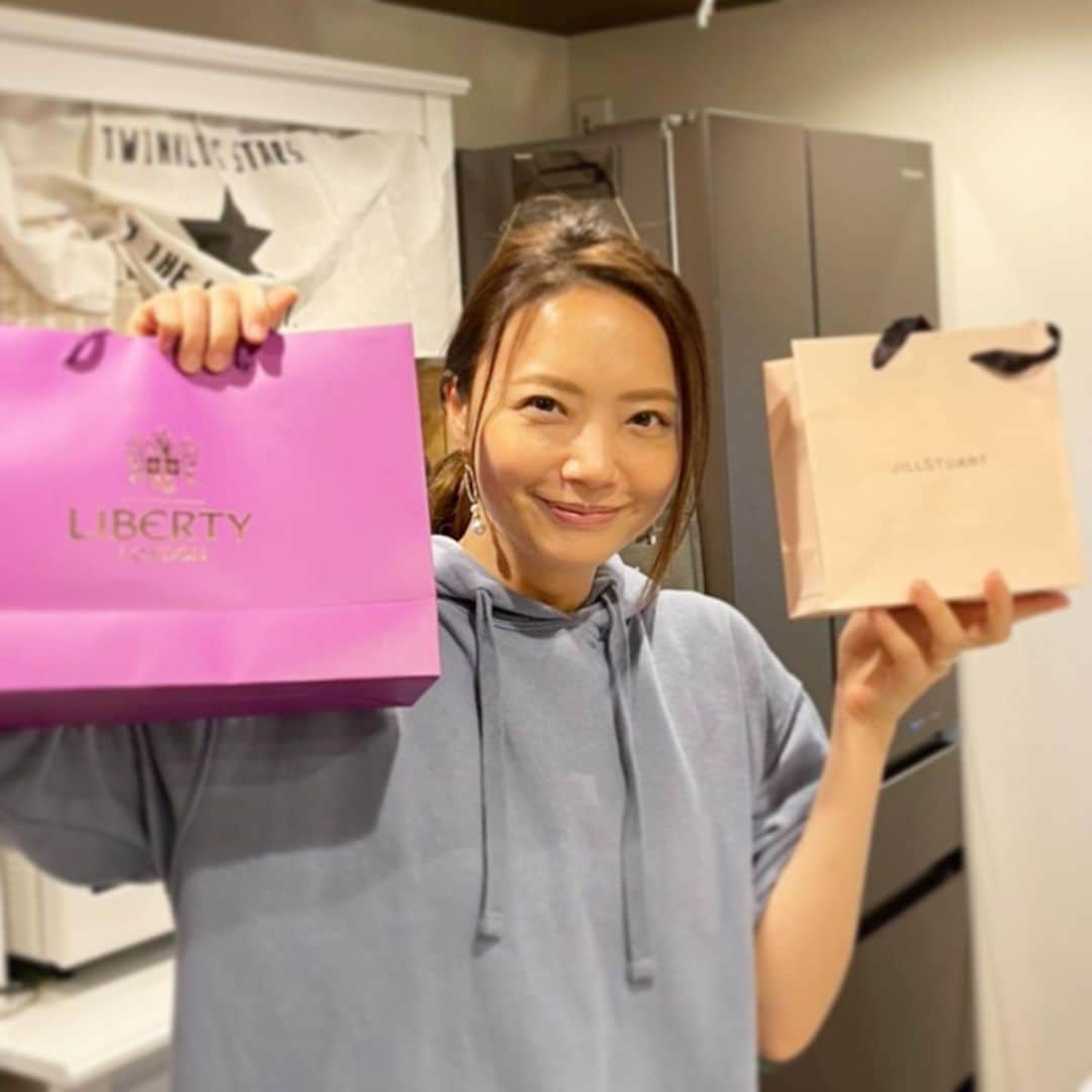 小野麻亜矢さんのインスタグラム写真 - (小野麻亜矢Instagram)「フグちり？ ふぐ鍋？  お友達の知り合いのお店のフグ鍋セット！！ 名前忘れてしまった、、、  けっこう食べ応えがあってとっても美味しかった！ やっぱり鍋はみんなで食べるべし！ BDプレゼントまで頂いてしまい、 もう祝われる歳でもないのだけど、 素直に嬉しかったです！  お気遣いありがとう😊  #ふぐなべ #ふぐちり #お野菜や薬味もセット #用意するのは水と鍋 #liberty  #カードケース #jillstuart  #ハンドクリーム」2月4日 15時21分 - ono_maaya