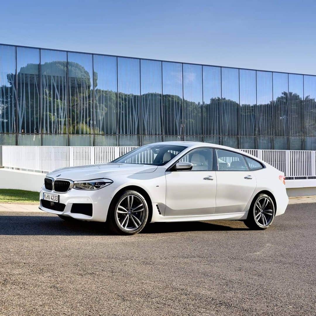 BMW Thailandさんのインスタグラム写真 - (BMW ThailandInstagram)「ด้วยการออกแบบกรอบไฟหน้าที่มีสไตล์เป็นเอกลักษณ์ สอดรับกับไฟ LED อัจฉริยะแบบ Adaptive ทำให้ด้านหน้าของ BMW 6 Series Gran Tursimo ดูกว้างและทรงพลังน่าค้นหายิ่งกว่าที่เคย  สอบถามข้อมูลเพิ่มเติมได้ที่  - BMW Contact Center : 1397  - Line : @BMWLeasing : https://lin.ee/e8LSXa4  - ข้อมูลเพิ่มเติมคลิก : https://bit.ly/2YdWzuZ - จองผ่านช่องทางออนไลน์ : https://bit.ly/2SFwbH1  #BMW #BMWTH #THE6 #JOYisBMW #สุนทรียภาพแห่งการขับขี่」2月4日 15時22分 - bmwthailand