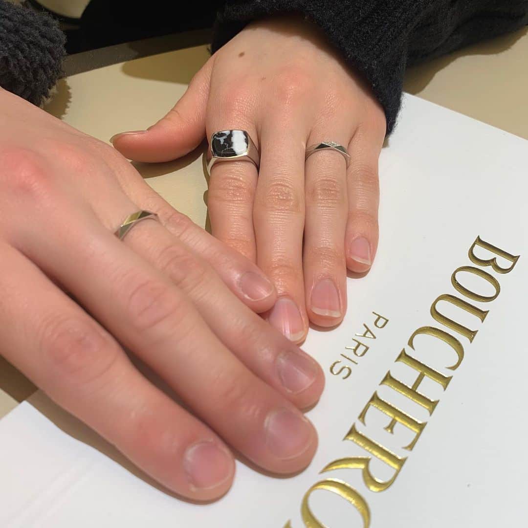 のインスタグラム：「————————————————﻿ ﻿ 【Boucheron】﻿ ﻿ brand - ブシュロン﻿ model - ファセットペア﻿ ﻿ ﻿ お客様よりご納品後に素敵なお写真をいただきました☺️﻿ ﻿ いつまでも末永くお幸せに...♡﻿ ﻿ ————————————————﻿ ﻿ #JEWELRYPARIS﻿ #ジュエリーパリ﻿ #プレ花嫁﻿ #福井﻿ #fukui﻿ #福井結婚式﻿ #結婚指輪﻿ #婚約指輪﻿ #マリッジリング﻿ #エンゲージリング﻿ #ブライダル﻿ #bridal﻿ #boucheron﻿ #ブシュロンブライダル﻿ #ブシュロン﻿」