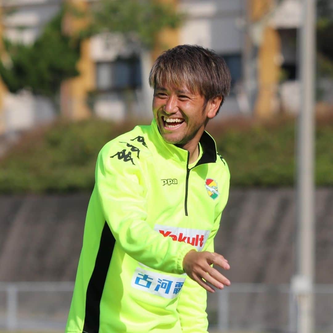 ジェフユナイテッド市原・千葉のインスタグラム：「沖縄キャンプ11日目の様子をお届け💛 💚💁🏻‍♀️  本日は昨日の試合をうけてリカバリーが中心のトレーニングでした🧘🏻  オフィシャルサイトではキャンプレポート、有料コンテンツUNITED ONLINEではキャンプレポートに乗り切らない情報や、キャンプ動画等も更新していきますので、ぜひチェックしてください✅  #jefunited  #ジェフ千葉 #jleague #Jリーグキャンプ2021 #沖縄キャンプ #キャンプレポ #ユナパレポ番外編 もあるよ」