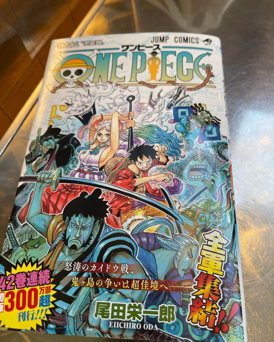 YO-KINGのインスタグラム：「ジャンプで読んでるけど、まとめて読むと、また、面白い！ #ワンピース」