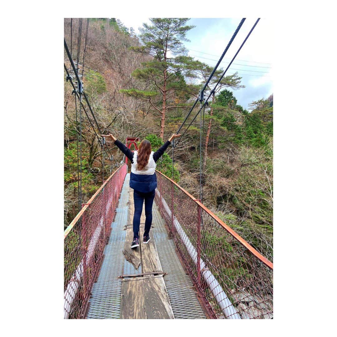 髙田知里のインスタグラム：「吊り橋 ・ #吊り橋#ヘアアレンジ #山#旅行#ハイキング#トラベル#楽しい #自然#ガール#アウトドア」