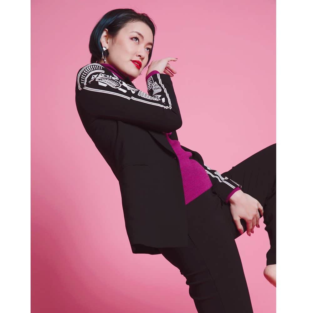 丹羽麻由美のインスタグラム：「2021年2月4日🌸  丹羽麻由美LINE公式アカウントをつくりました🌹  私に関する最新情報、出演情報などをお届けしてまいりますので、LINEアプリをご利用の方はぜひお友達登録をお願いいたします✨  私のInstagramトップページのURLもしくは、画像2枚目のQRコードを読み取っていただいて、登録可能です👌  よろしくお願いいたします☺️🙏🏼  こちらの写真はアー写撮影時の別ショット😋  大好きなPINKの背景💖 この衣装は全部私服ですが、韓国でだいぶ前に買ったジャケットが役立ちました😜  #LINE #お友達登録お願い致します  #new #shot #blackpink」