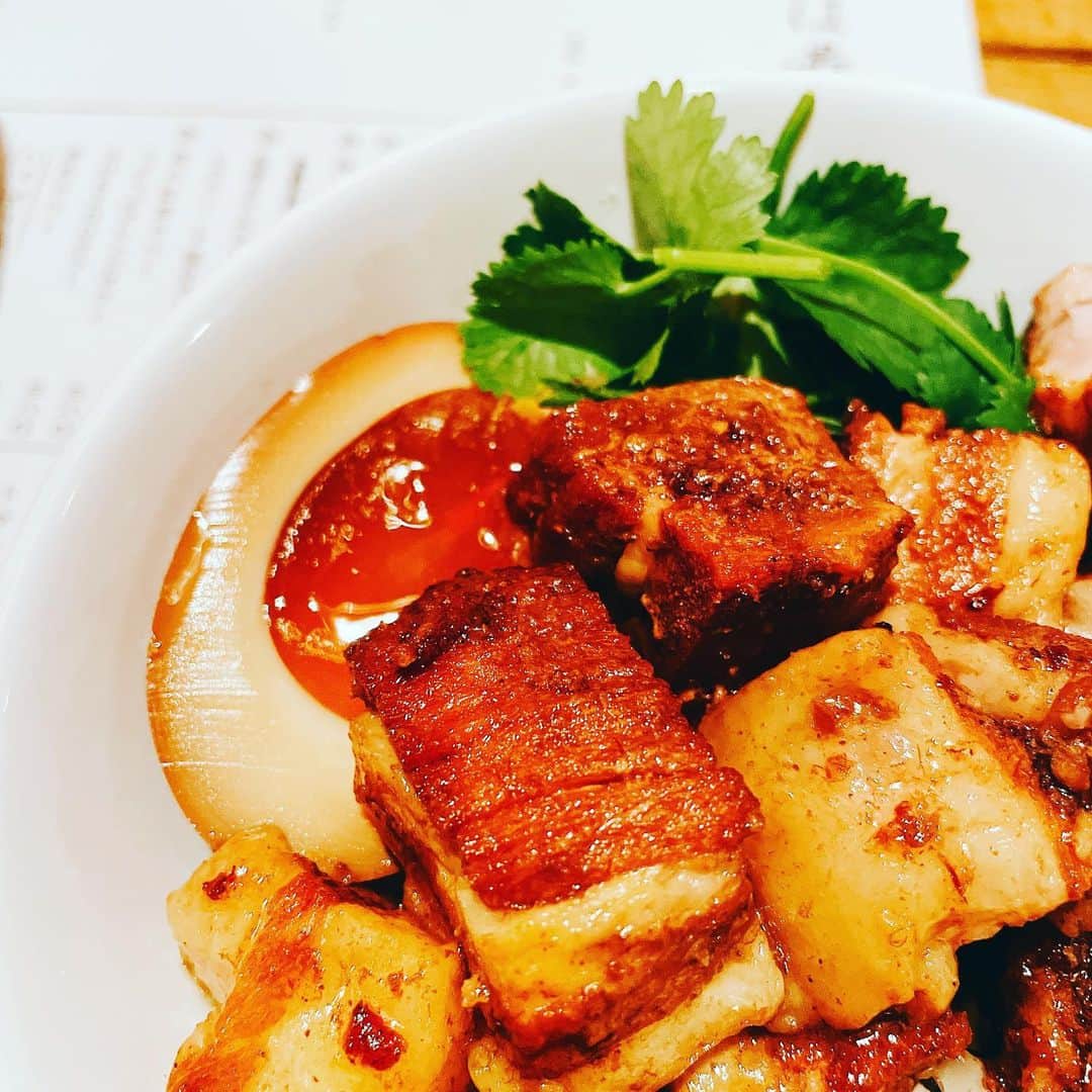 脇田唯のインスタグラム：「🥟 昨日は、久しぶりに外食。 「たまには外食もいいね」 とか言うなんてことない会話 そういうものに 安心や温もりを感じる。  愛してるとか 好きだとか そばにいてほしいとか 君が必要だとか  そういう言葉よりも きっと 日常にある ふっと見過ごしてしまいそうな そういう会話に 温もりは存在する  気がする。」