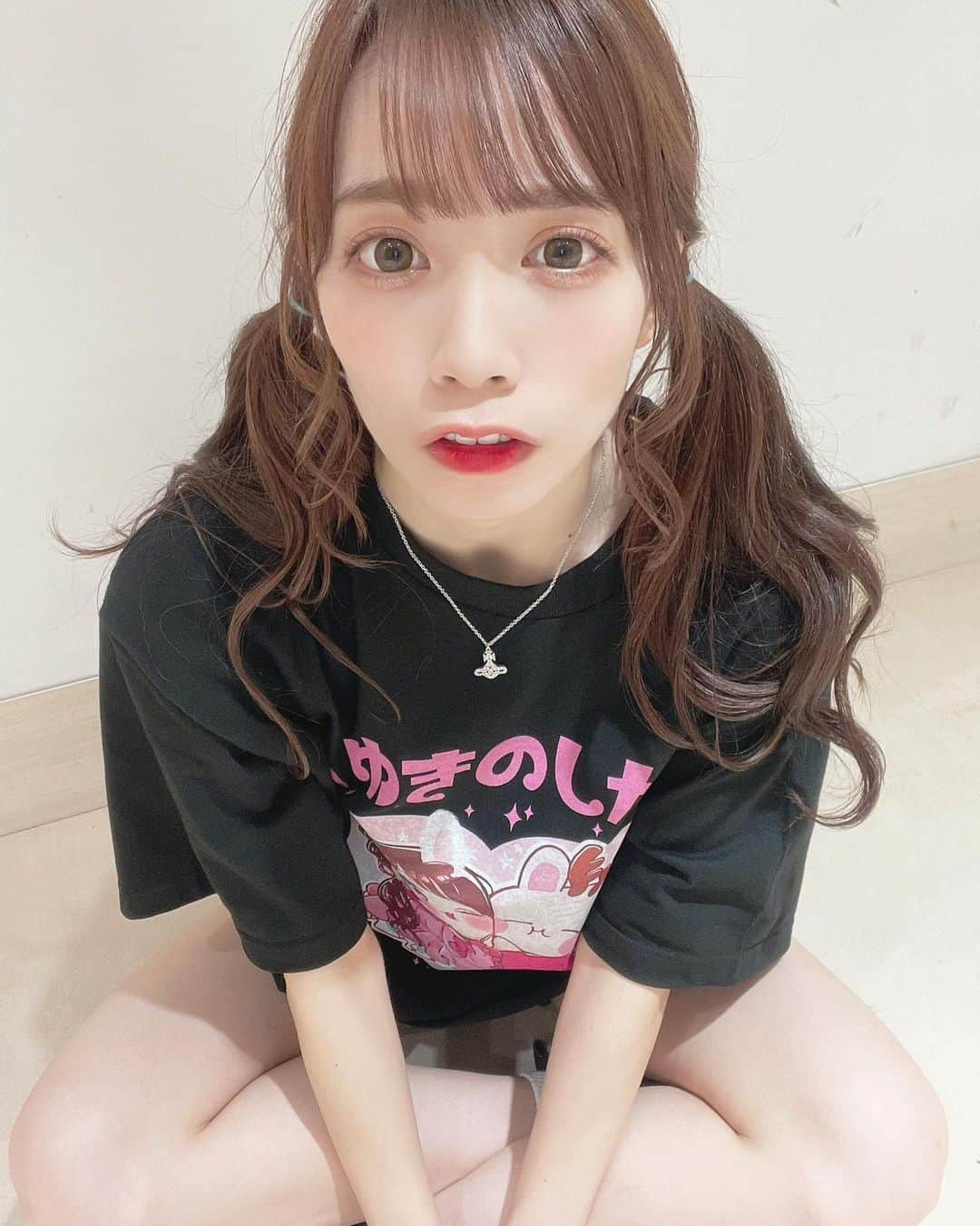 宇佐美幸乃のインスタグラム：「生誕Tシャツ着てレッスンしたよ🐰 tocoさんイラストがどおおおおんってなってて最強にお気に入り💓  #tshirt #idol #アイドル #luce #tシャツ #tシャツコーデ  #ツインテール　#ヘアアレンジ　#instagram #instalike #instagood #fff #followｍe #pink #うさぎ」
