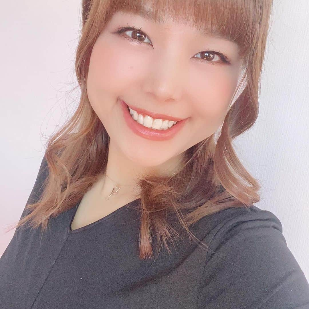 山田みおさんのインスタグラム写真 - (山田みおInstagram)「#今のつまらない人生を変えるには◯◯と◯◯しよう﻿ ﻿ 久しぶりのセミナーでした！！！﻿ ﻿ 私のセミナーでは事前にアンケートをご提出いただき﻿ それに沿って完全個別、オンラインでセミナーをやらせて頂いています。﻿ ﻿ ﻿ 今日のお客様のお悩みを聞いていると﻿ 本当な数年前の自分を見ているようで﻿ 『わかる、わかるよー！』と共感の連続でした﻿ ﻿ ﻿ 自分自身が経験したことがあるからこそ﻿ そこから抜け出すための方法を教えられるし﻿ ﻿ なんなら短期間で人生を変えていく方法を教えることができます﻿ ﻿ ﻿ あなたがもし今の人生に満足していなくて﻿ 不満があった﻿ なんかつまらない！！そう思っているなら﻿ 　﻿ ﻿ まず『選択』を変えることをおすすめします﻿ ﻿ ﻿ ﻿ 今までと同じ選択をしていては﻿ 同じ結果にしかなりません﻿ ﻿ ﻿ 今までの自分の人生のままでよければ﻿ 変えなくてもいいけど﻿ そういう人は私のセミナーにはきません﻿ ﻿ ﻿ ﻿ そして次に『決断』すること﻿ ﻿ ﻿ 何かを変えるためには﻿ 自ら決めて、断つことが大事﻿ ﻿ ﻿ ポイントは自分で決める、ということ！﻿ ﻿ ﻿ 変える理由は誰かのためではなく﻿ 自分が変わりたい！と強く思わないと﻿ 変えられないから﻿ ﻿ ﻿ ﻿ 大きな成功を得たければ﻿ 大きな決断が必要です﻿ ﻿ ﻿ そういう誰かが人生をも変える瞬間に立ち会えるこの仕事が私は好きです﻿ ﻿ ﻿ そういう熱い気持ちを持った人とは﻿ 一緒に成長していけると思うから﻿ ﻿ ﻿ ﻿ つまらない人生を変えたい﻿ 今より収入を得たい﻿ 自分らしく働きたい﻿ ﻿ ﻿ でも﻿ ﻿ そのための方法がわからない﻿ ﻿ ﻿ ﻿ そんなあなたは私のセミナーを受けにきてくださいね﻿ ﻿ ﻿ ﻿ 一人では開かない扉をあける﻿ お手伝いをさせて頂きます💖﻿ ﻿ 👇　　👇　　👇﻿ ﻿ @30yamada_zaitaku  プロフィールからURLをクリック﻿ ______________________________﻿ ﻿ 💖子育てママ×在宅ワーク🏠﻿ ✨ママのミカタ学校講師✨ 　﻿ 　　　　　山田みお﻿ ______________________________﻿」2月4日 15時50分 - 30yamada_zaitaku