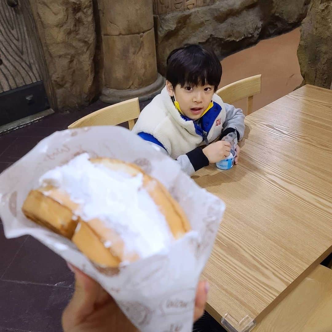 ユ・ハナのインスタグラム：「👩도헌아 엄마 뭐 계속 먹으면 돼지새끼라고 불러  🧑엄마는 거짓말쟁이야 맨날 다이어트한대놓고 계속 먹잖아  🤣🤣🤣🤣🤣🤣🤣🤣🤣🤣🤣🤣💦💦💦💦💦💦💦💦💦💦  와플보고 놀라긴.. 생크림 반은 덜어낸거야...  효소챙겨왔어..」