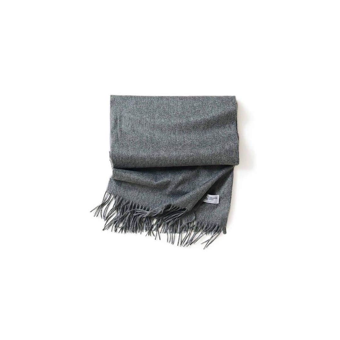 のインスタグラム：「・ K.Kshop ♦️Recommended♦️ ・ ♦︎ JOHNSTONSジョンストンズ／大判カシミヤストール（SLATE GRAY） ・ ”Johnstons(ジョンストンズ)”は1797年創業、スコットランドの老舗ニットブランド。英国でも珍しい一貫生産工場にて生産し、カシミヤなどの高級素材を使用した製品は、本物を求める顧客に支持されています。 こちらは、カシミヤ100％の上質な大判ストール。 こちらのストールは、ワンカラーの日本企画ベーシックカラー。 トレンドに左右されず、永くご愛用頂けるオススメの一枚です。とても軽く、 熟練の技術と信頼のおけるラグジュアリー感溢れる手触りは、保湿性も優れ、羽織ったり、ひざ掛けにするなど、様々なシーンでお楽しみ頂けます。 ・ #kkcloset #kkshop #菊池京子 #kyokokikuchi #コーディネート #coordinate #code #ootd #outfit #style #春 #秋冬 #happy #stole #gray #cashmere #ストール」