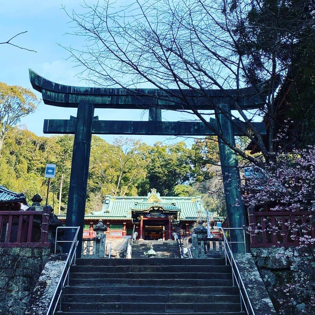 LOVE ME DOのインスタグラム：「#徳川家康公をお祀りする最初の神社  久能山東照宮に行った時の写真です。運気アップに #待ち受けにどうぞ   金運大全  仕事運、財運、勝負運が上がり、 たちまちお金がやってくる160の方法 Amazonや書店で発売中です！  Love Me Doの大予言 〜2021年から輝く未来を築くために〜 Amazonや書店で発売中です！  #金運大全 #LoveMeDoの大予言  #静岡県静岡市 #久能山東照宮 #徳川家康」