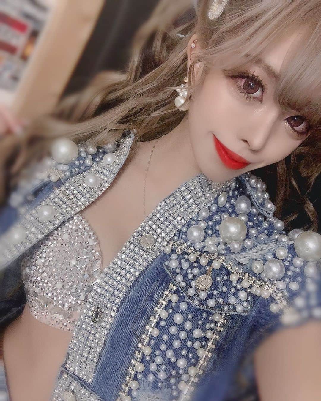 あんじゅのインスタグラム：「♡ ． 今日はFacebookでの配信で ショータイムが見れちゃいます🙆🏼‍♀️🤍 ． 詳しくはFacebookでバーレスク大阪を検索🔍 ． パソコン勢の方はFacebookの方が見やすいのかな🤔？ どっちがいい！とか感想も教えて欲しいです🐰🍓💕 ．  #Burlesque #バーレスク #バーレスク東京 #大阪 #バーレスク大阪 #北新地 #六本木 #キャバ嬢 #ホスト #歌舞伎町 #ダンサー #bodymake #自発ください  #桃尻トレーニング #ビジネスギャル  #金髪女子 #ギャル #加工厨 #ジャニヲタ #美尻女子 #エロ可愛い #筋トレ女子 #撮影会 #雰囲気好きな人いいね #自撮り界隈 #1mmでもいいなと思ったらいいね #被写体  #撮影会 #関西撮影会 #リボンアレンジ」