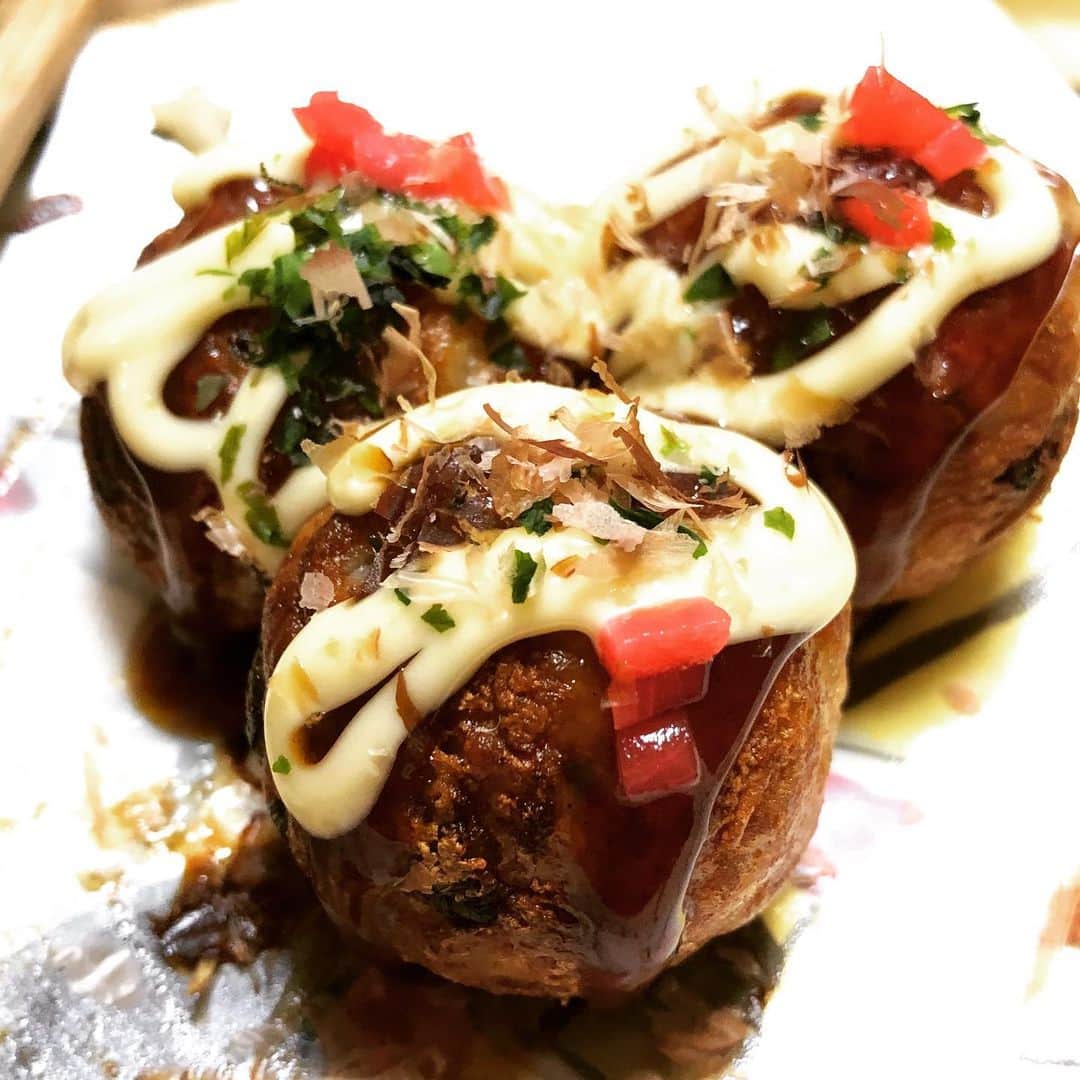 脇田唯のインスタグラム：「🐙 たこなし焼き（笑）  中身はウィンナーとチーズ  たこ売ってなかったらしい  彼と共通の友人とが 劇場から帰った私を 卒業式の時の 手で繋ぐゲートでお迎えしてくれた  そのうちの一人が、 私がまだタレントを始めたばかりに 何かの会でご一緒したことがあり そのあと、 10年くらい経って 最近再会した。  彼女は、 私のことをよく覚えていてくれて、 その頃からの私の印象を伝えてくれた。  彼女の持つ懐の深さと 見えないところまで考える思慮深さを、私のことを褒めてくれた言葉の中でこれでもかというほど痛感する。  人を褒めるという行為の中には、 その人自体の褒められるポイントが内包されている。  否定したり、批判するのは簡単だが、人を褒めるということは、とても大切なことなのだと、改めて勉強する。  沢山、人を褒められる人間になりたいと、彼女からもらう温かな言葉に襟元を正される気持ちだった。  彼女の焼いたたこ焼きは まぁるくて美しかった。  じっくりと、 丁寧に、 何度もコロコロして  とてもとても 彼女の人が滲み出ていた。」