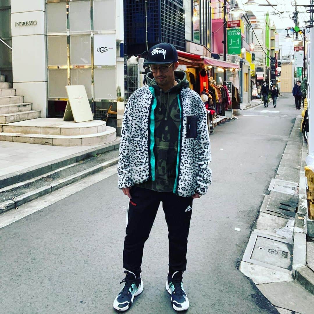 のインスタグラム：「風が強いなーと思ったら、 今日は、 春一番が吹いたらしい！！ 👱🏽‍♂️🌬🌬🌬🌞 立春も過ぎたし、 コロナも去って、 春よ、早く来ーいっ！！！ と言う訳で、 先日も柄ON柄っ子テンション👱🏽‍♂️  #tokyo #japan #fashion #beauty #ファッション #street #mode #ストリートファッション #メンズファッション #メンズスタイル #トレンドコーデ #stussy #supreme #yohjiyamamoto #adidas #gosharubchinskiy #nike #柄 #レオパード #ディスカステンション #東京」