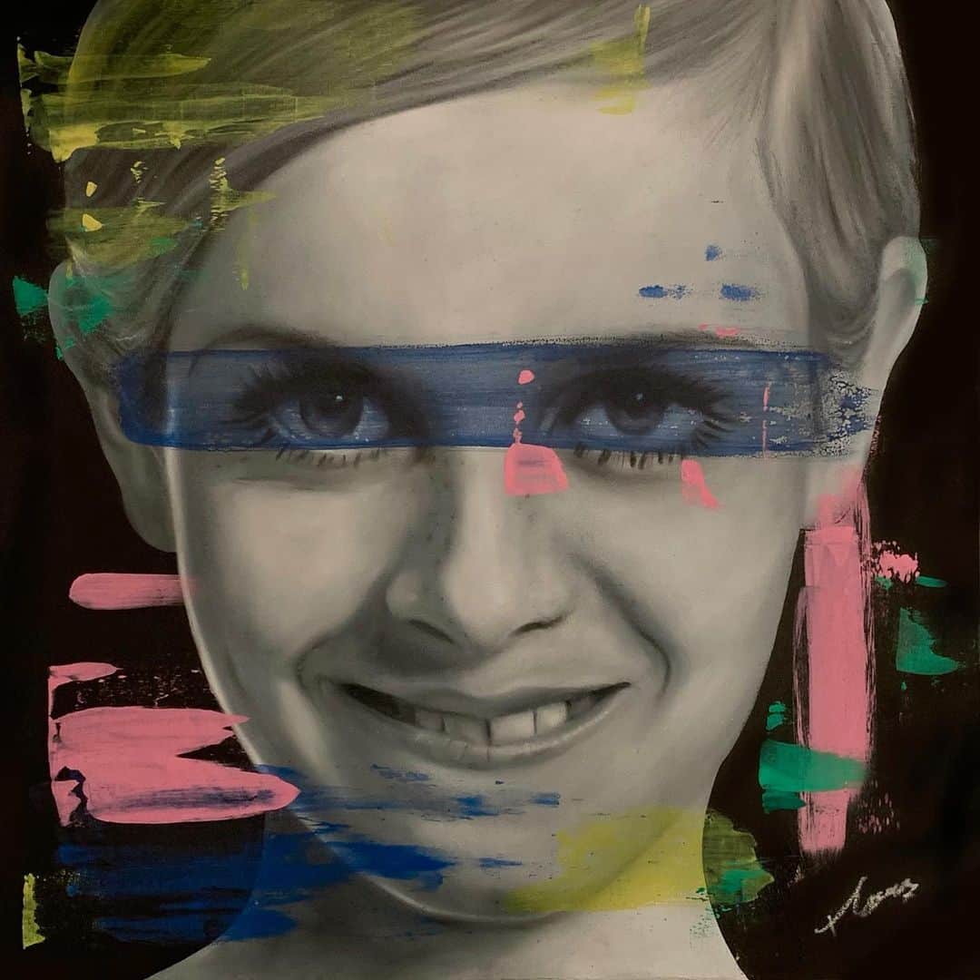 のインスタグラム：「#twiggy #ツイギー 悪戯っぽい顔がお気に入り。 Chalk ✖︎Acryl 400mm ✖︎ 400mm  #moecochalkart #drawing  #art  #japan  #japanese #artist #moeco #チョークアート #chalkart #chalk #チョーク #tokyo #picture  #絵 #artist #松下萌子 #moecomatsushita」