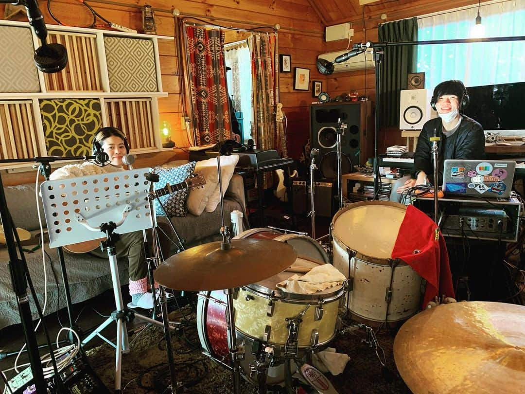 神谷洵平さんのインスタグラム写真 - (神谷洵平Instagram)「優河レコーディング @ Trio's home work Studio 🌲🏡 沢山の音が生まれて来た場所で音を奏でてます。 毎日話し合いながら、みんなでマイクを立てたり、工夫したり。毎日、良き音が沢山生まれてます。」2月4日 16時18分 - junpeikamiya