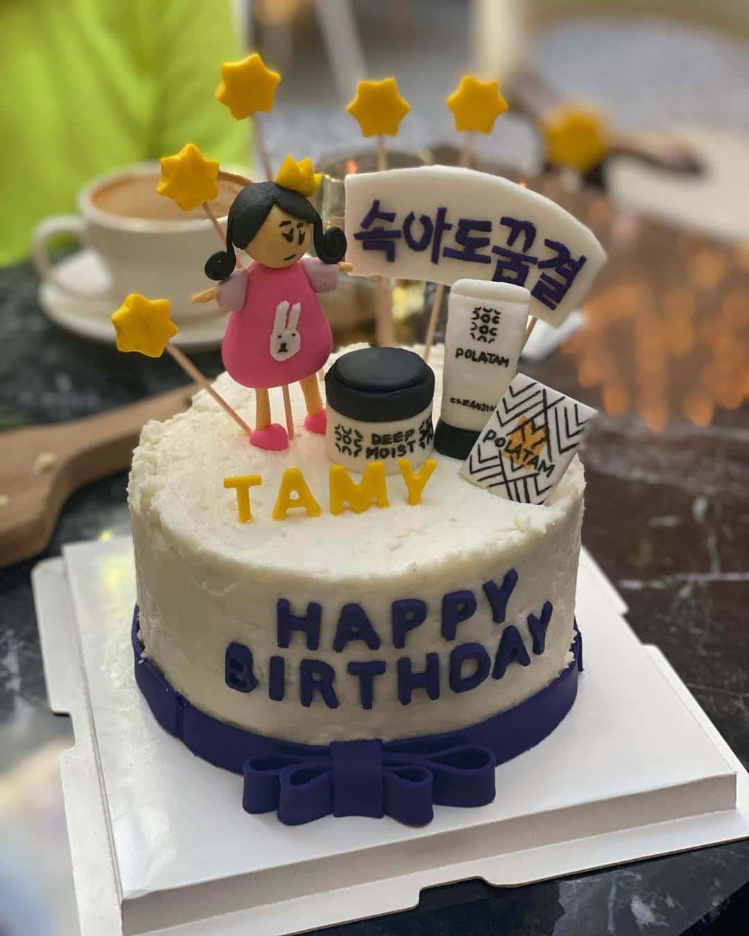 パク・タミのインスタグラム：「- 서로 보고싶어도 참아야했던 요 몇개월.. 그래도 최근 소그룹 모임이 허용되 생이별 회복중에.. 오랜만에 밥이나 먹자 해놓고.. 한달 훌쩍 넘은, 이젠 말하기도 민망한 생일 파티... 아.. 이분들.. @kangchloe @weaver1claire 새로 들어가는 작품, 나의 폴라탐, 그리고 내가 제일 어려워하는 엄마라는 포지션..  내 역할들을 응원해주는 그녀들의 세심한 마음ㅠㅠ 그냥 보기만해도 설레는 @mcqueenskorea 와, 구두 디자이너 @cendrillon_official 가 만든 케이크  아줌마 안에서 죽지않는 나의 이 여자스러운 마음이란~  따로 카톡창 만들어 준비했다는 귀염귀염 언니, 동생 너무 감동이고 고마와~ #사랑해 #저생일아니예요 #제발축하해주지마세요 ㅋ ㅋ ㅋ ㅋ ㅋ」