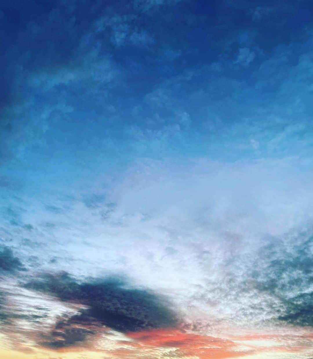 メラニー・サイクスさんのインスタグラム写真 - (メラニー・サイクスInstagram)「Morning 💙✨ #skygazer #cloudlovers #thursdayvibes」2月4日 16時22分 - msmelaniesykes