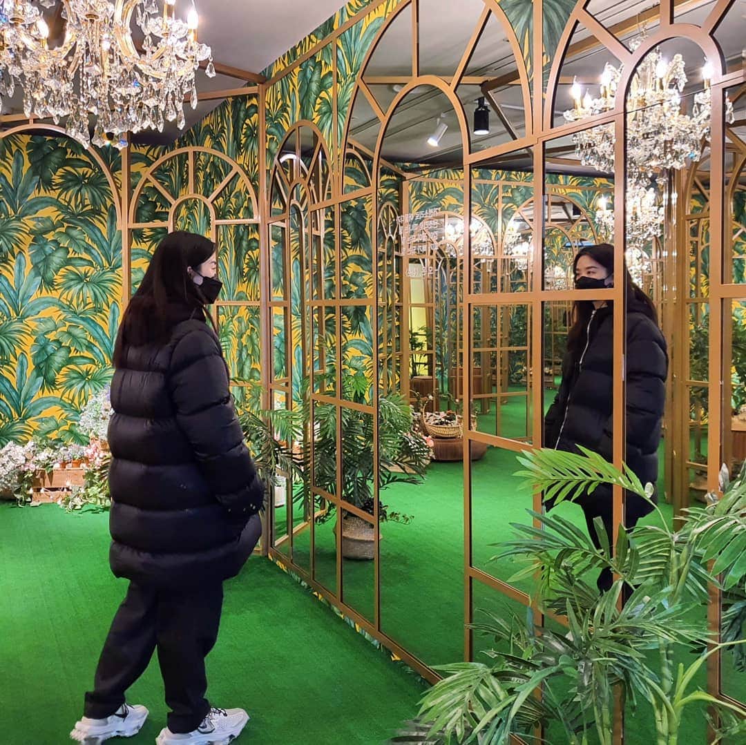 イ・チョンアのインスタグラム：「🥬🥦🐊🌳🦠🍀  #오늘은이블루씨아니고 #이초록씨」